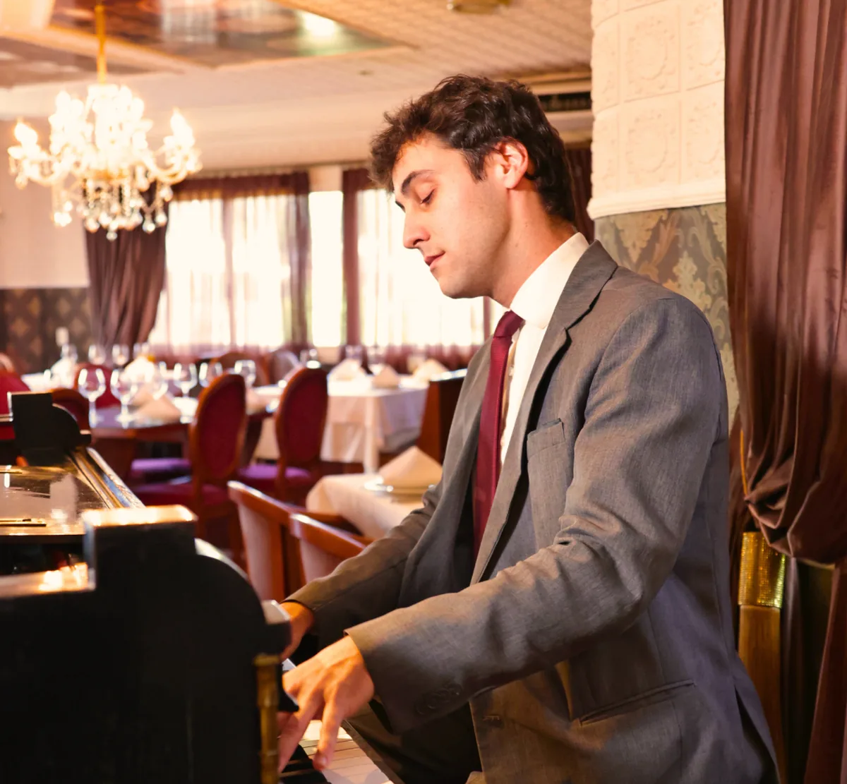 Piano no meio do salão